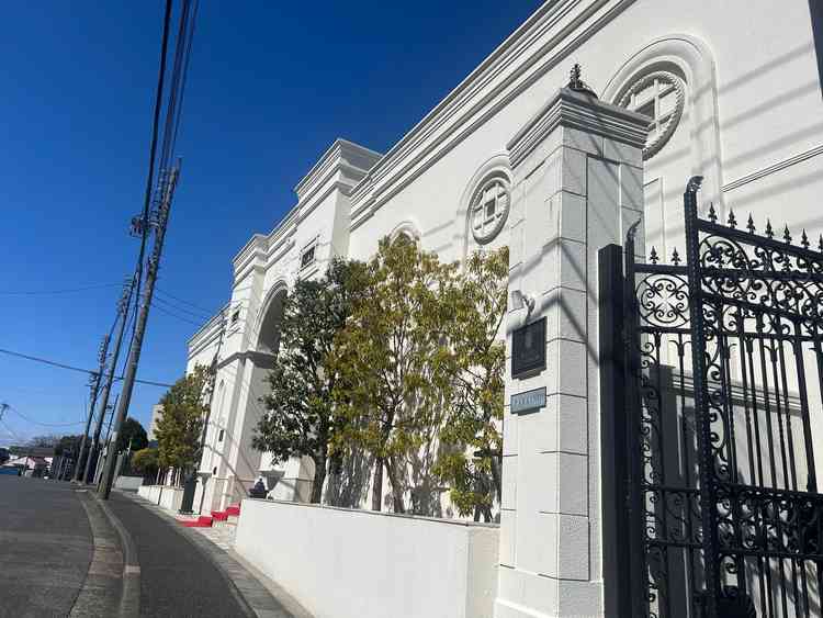 結婚式場八事駅から来た時の見え方。