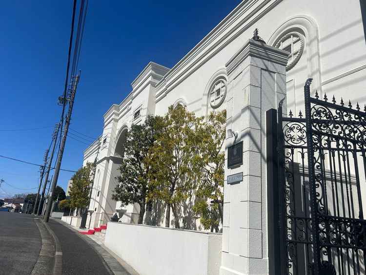 結婚式場八事駅から来た時の見え方。