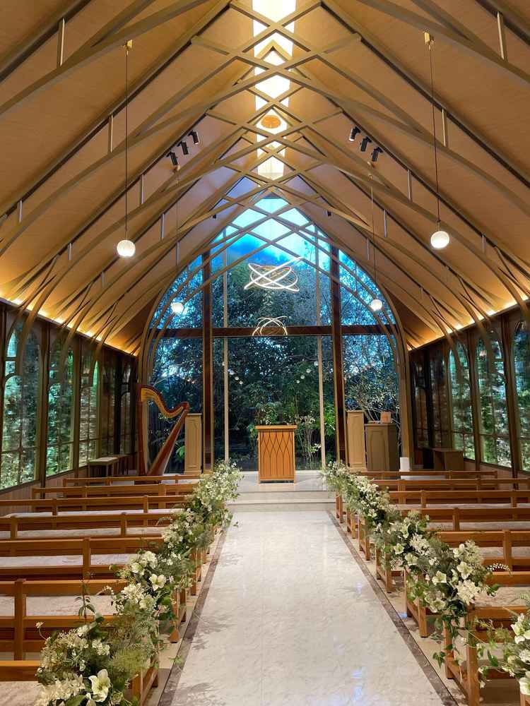 リニューアル直後の教会はブラウン調で温かみのある雰囲気であり、木の香りで癒される空間となっています。