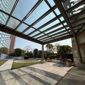 フラワーシャワーが行われるガーデンスペースは一部屋根もあるので雨天時にも安心。