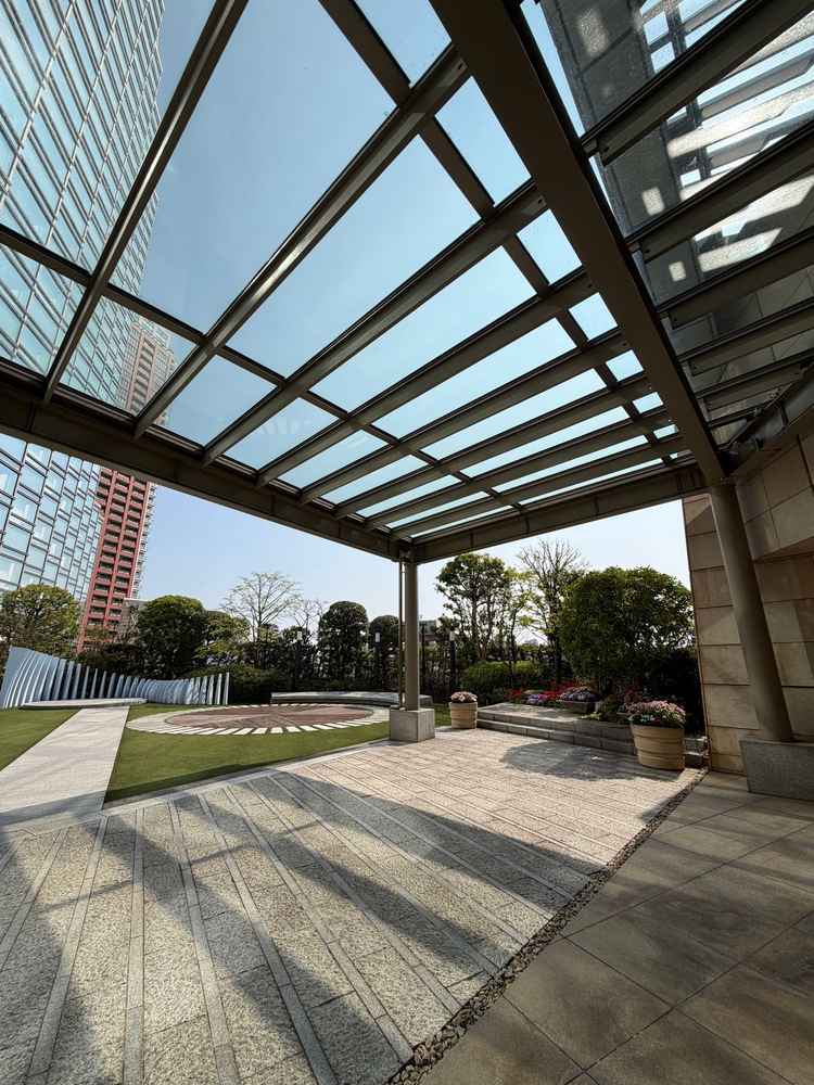 フラワーシャワーが行われるガーデンスペースは一部屋根もあるので雨天時にも安心。