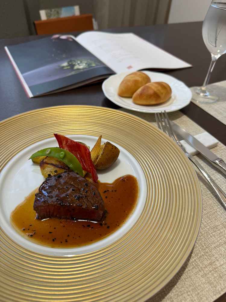 お肉が柔らかくてジューシーで、ソースとの相性も良く、とても美味しかったです。