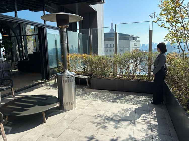 披露宴会場の外テラス。晴れていたらゲストにとっても最高の空間。