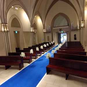 青のバージンロードは、実際に見ると青すぎず落ち着いていてよい印象。チャペルの天井も高い。