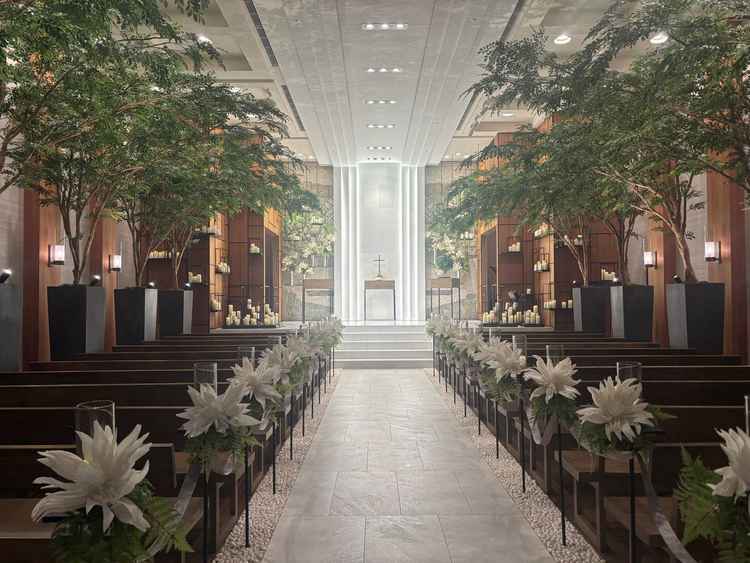 自然光はないもののとても明るく、祭壇が高い位置でどこからもゲストにしっかり見てもらえるのがよかった