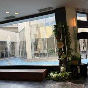 開放的な待合室。外からチャペルの様子が見れる。