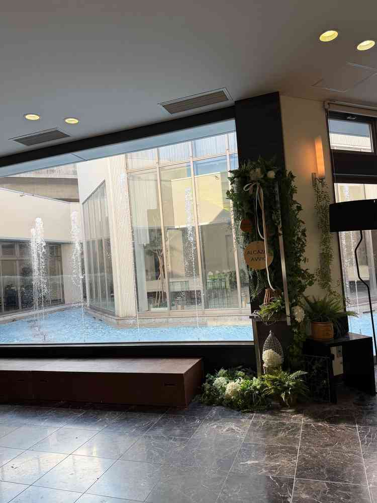 開放的な待合室。外からチャペルの様子が見れる。