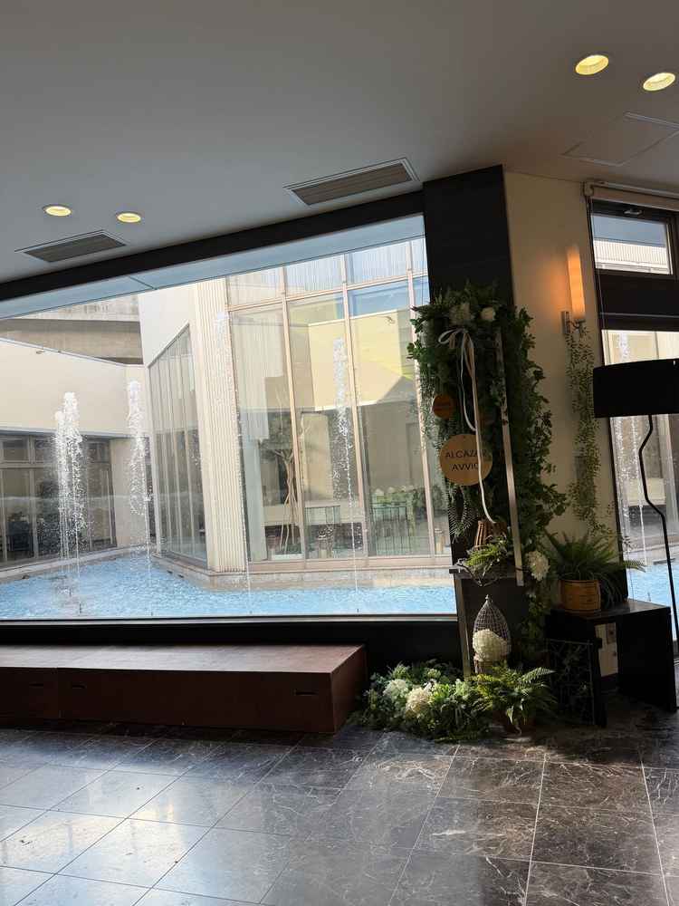 開放的な待合室。外からチャペルの様子が見れる。