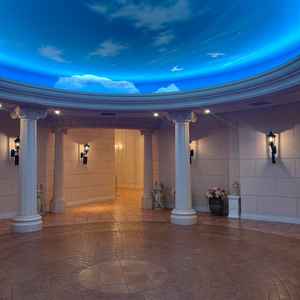 教会へ向かう際のロビーです。白を基調とした壁と、空のような天井が雰囲気があり素敵でした。