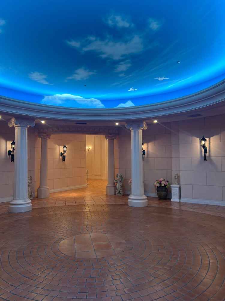 教会へ向かう際のロビーです。白を基調とした壁と、空のような天井が雰囲気があり素敵でした。