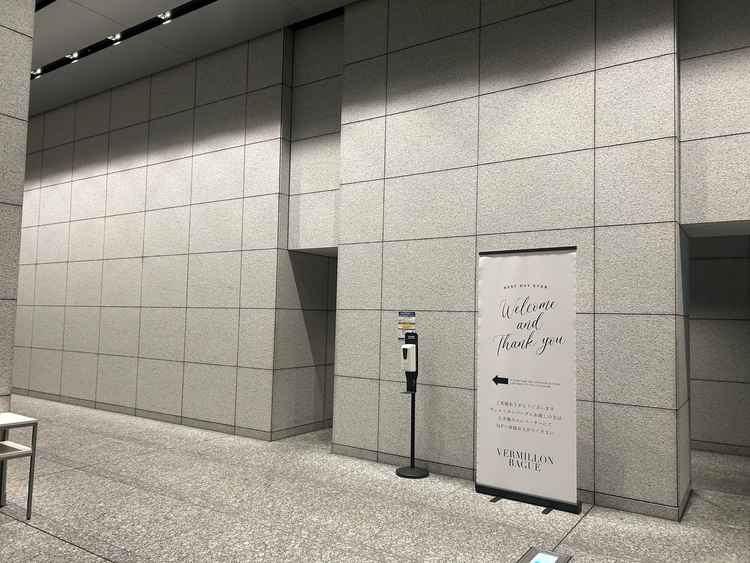 入り口から式場までの通路の写真。分かりやすく、シンプルで清潔感がありました。
