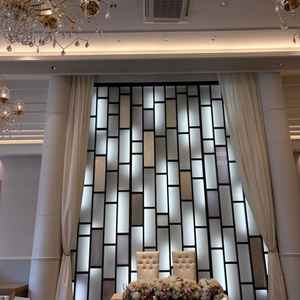 ステンドグラスの色も変わる