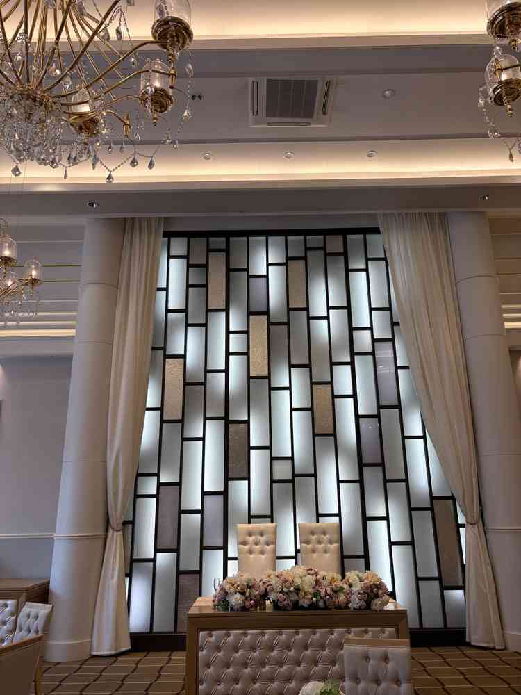 ステンドグラスの色も変わる