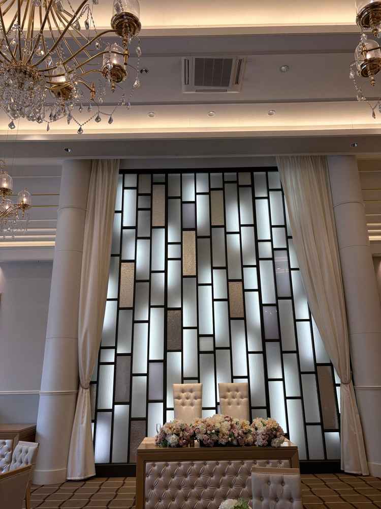 ステンドグラスの色も変わる