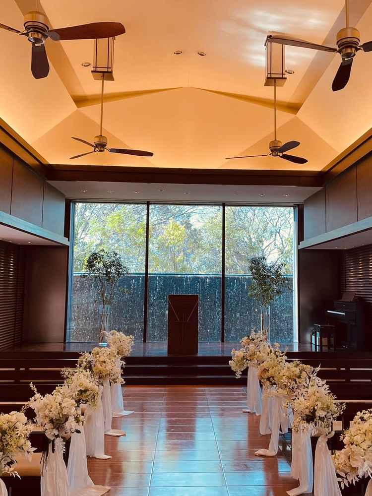 チャペルの様子　木造がおおく暖かい雰囲気