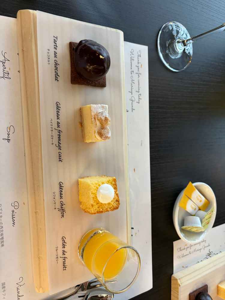 デザートビュッフェで出される料理。オレンジのゼリーが絶品