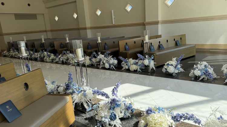 チャペルの参列者のイスがソファになっていて長時間座っていられると思います。