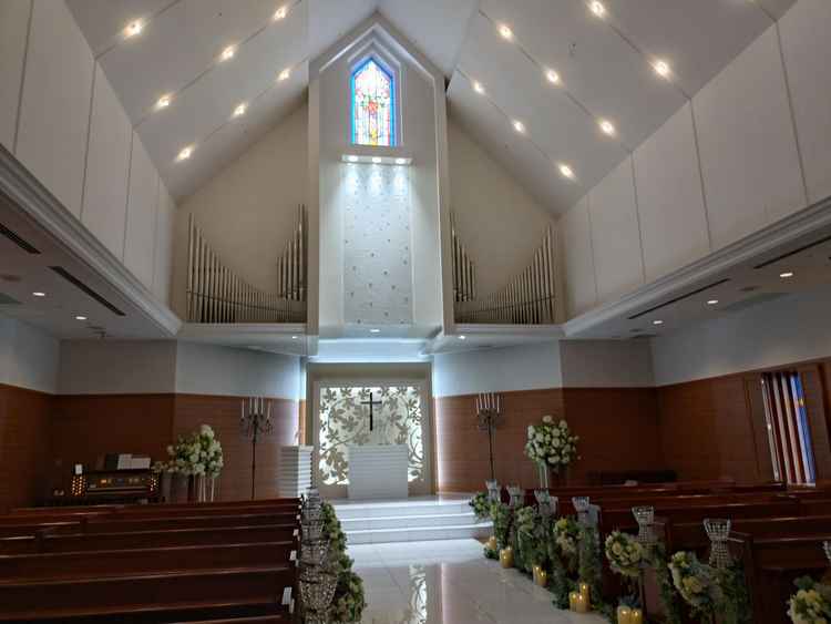 チャペル内は天井が高く、木目調で落ち着いた色味