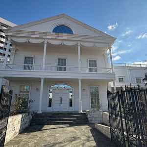 挙式会場のすぐ隣に併設されているホテル会場では珍しいゲストハウス型の披露宴会場。