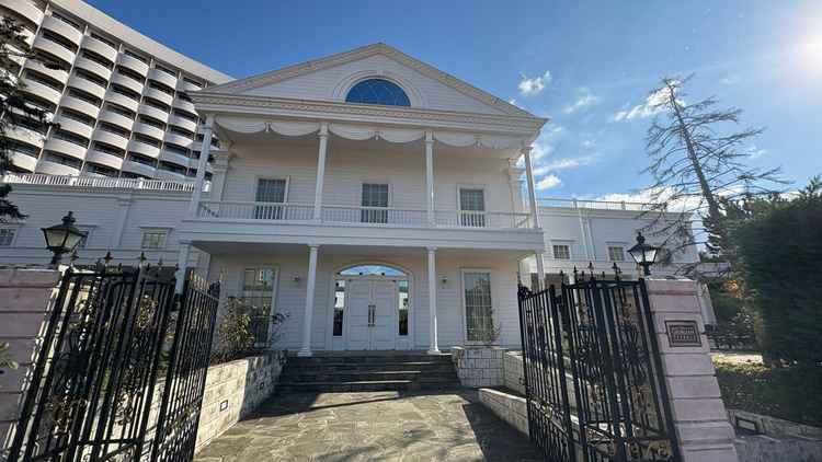 挙式会場のすぐ隣に併設されているホテル会場では珍しいゲストハウス型の披露宴会場。