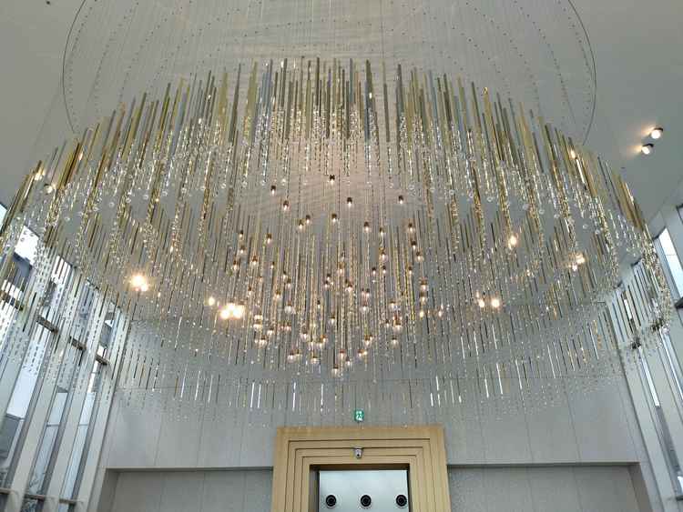 シャンデリアが豪華