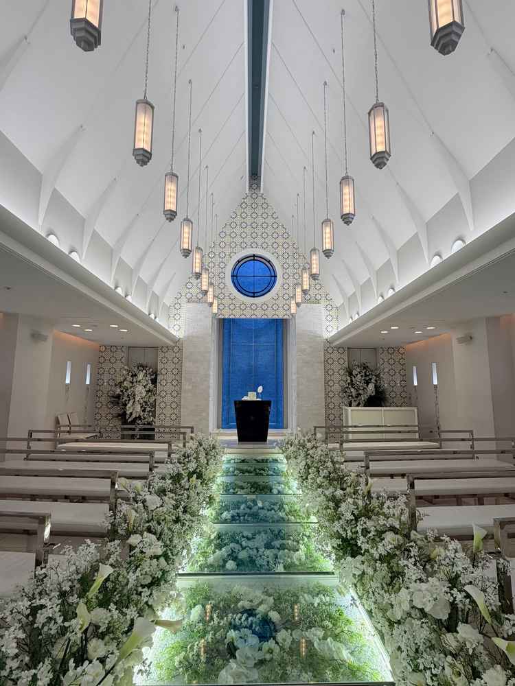 ガラス張りのバージンロードは反射に映る姿も美しいと評判とのことです。