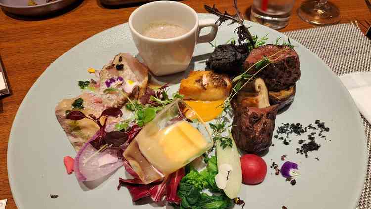 お肉が2種類選べボリュームもある