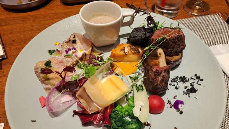 お肉が2種類選べボリュームもある