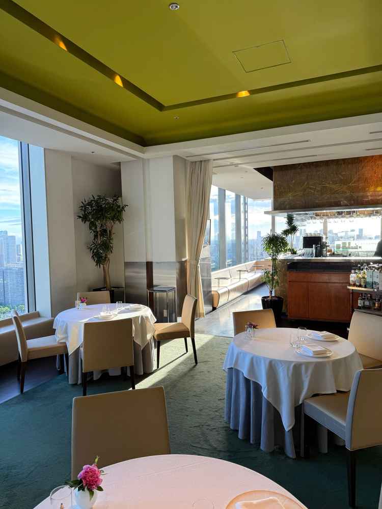 レストラン会場の写真です。テーブルがこじんまりしていて参列者との距離が近いのがよかったです。