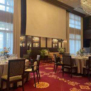 披露宴会場。スクリーンが２つあって見やすい。新郎新婦との距離感の高さを感じられるちょうど良い広さ。