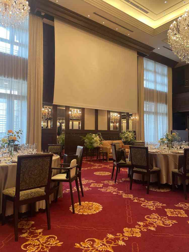 披露宴会場。スクリーンが２つあって見やすい。新郎新婦との距離感の高さを感じられるちょうど良い広さ。