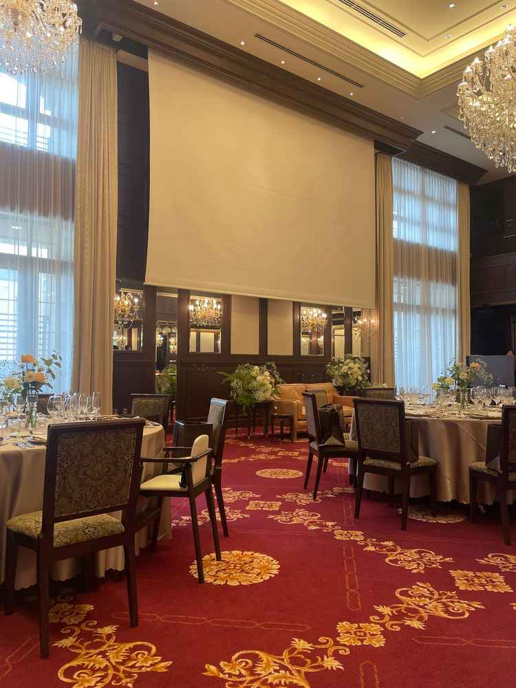 披露宴会場。スクリーンが２つあって見やすい。新郎新婦との距離感の高さを感じられるちょうど良い広さ。