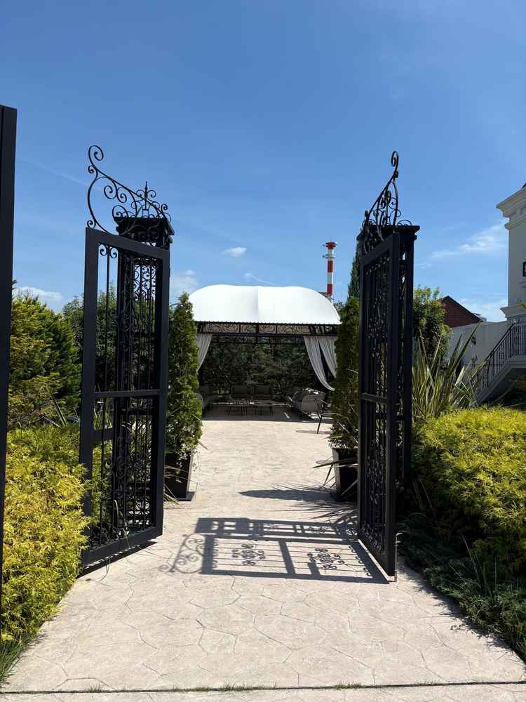 挙式場の屋外にあるスペース。ロビーの一部としても使用可能。