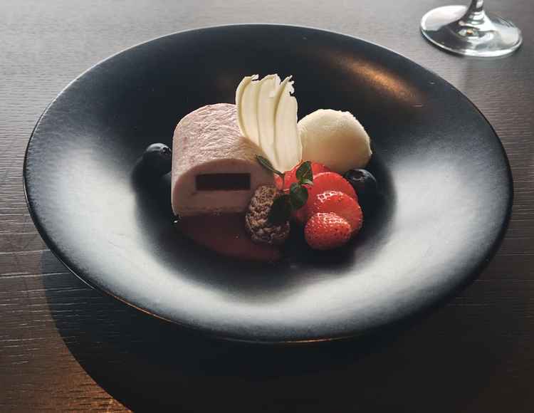 デザート、ベリー系でまとまっていて季節を感じました、美味しかったです