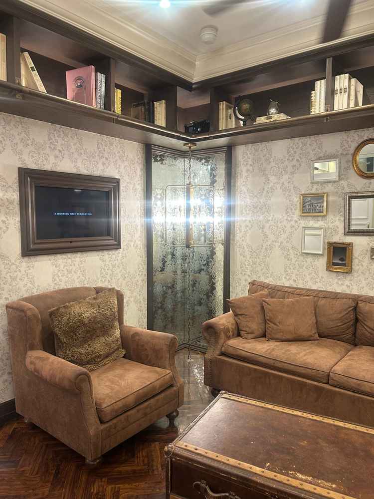 ゲスト待機ルームです。ソファも洋館っぽさのあるオシャレなデザインでした。