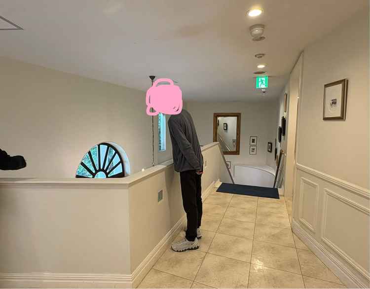 建物内の1階から2階へつながる階段です。階段途中の壁なども自由に装飾可能ということでした。
