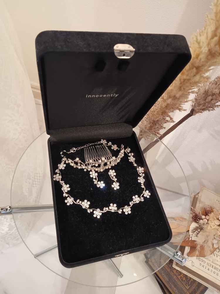 入り口のウエディングジュエリーです。気品がありました。