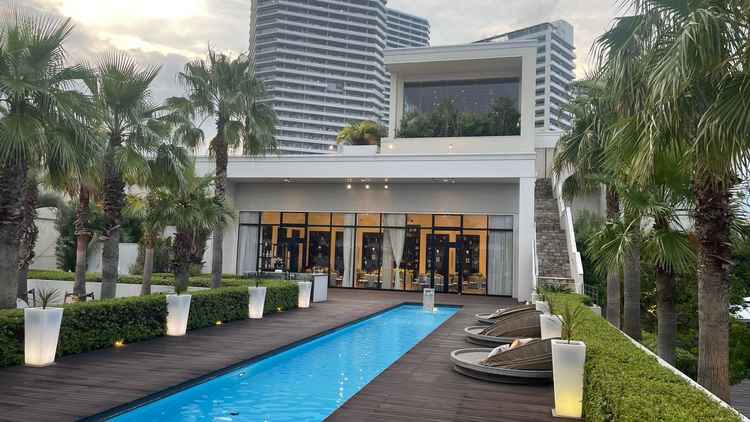 披露宴会場外テラス。ここからの景色が綺麗。海と横浜らしさを感じられる。バーカウンターあり。