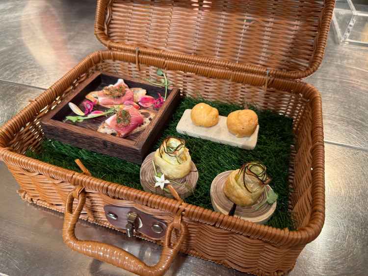 コース料理の前から一口前菜を頂きました。どれも絶品でした。