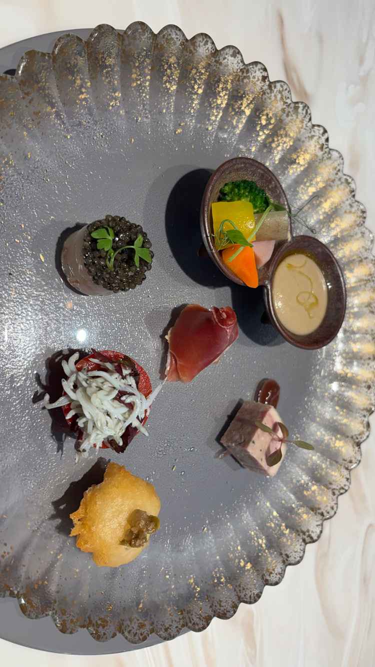 お料理はバーニャカウダソースが美味しかった。