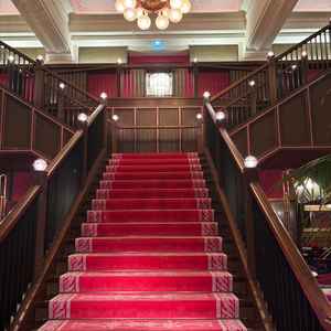 待合にある階段。写真も撮れる。