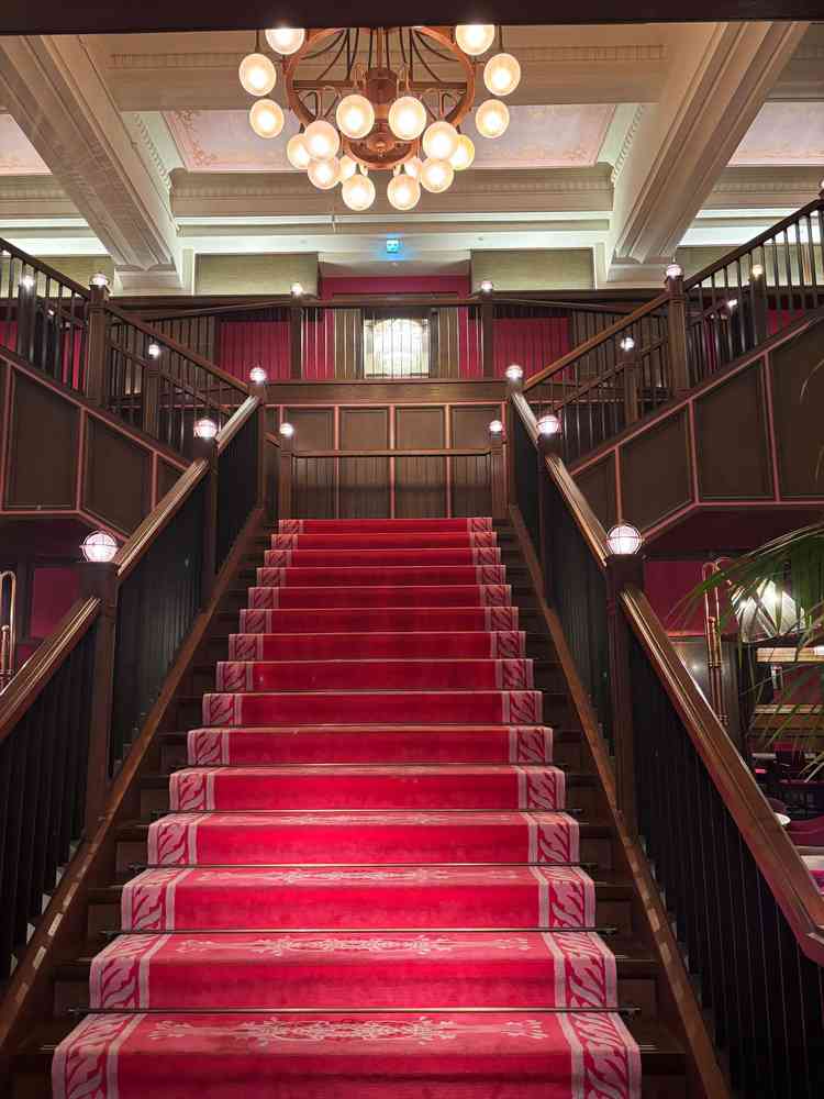 待合にある階段。写真も撮れる。