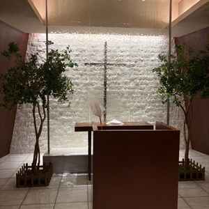 洗練された雰囲気で、落ち着いた感じがするものの大きなガラスによって新郎新婦が目立つ設計が好印象です。