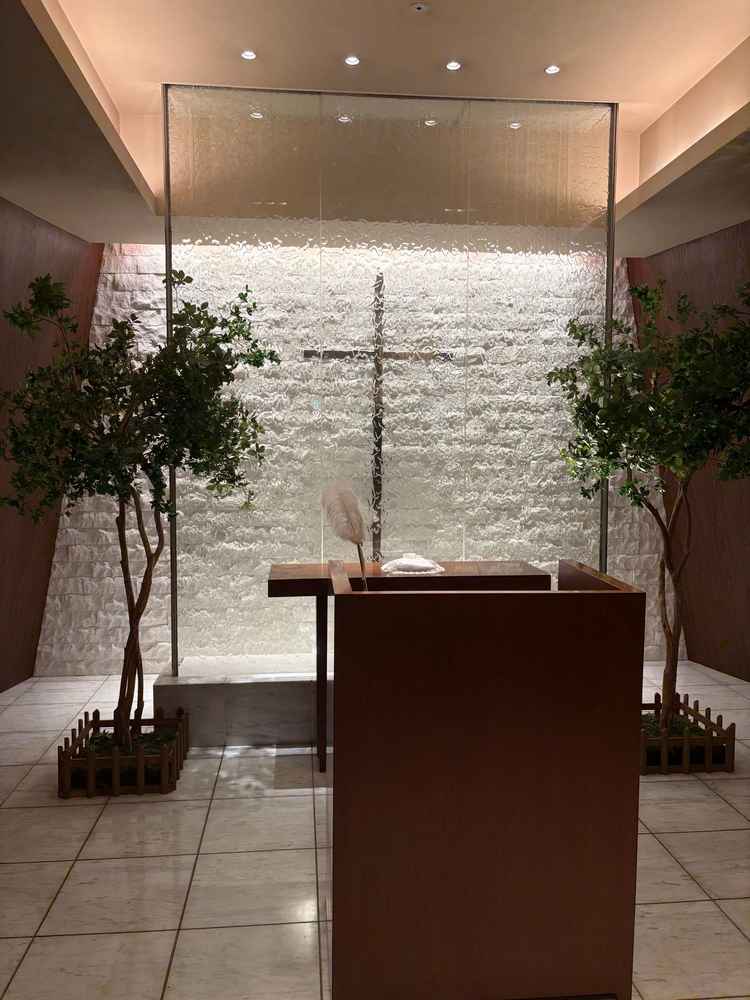 洗練された雰囲気で、落ち着いた感じがするものの大きなガラスによって新郎新婦が目立つ設計が好印象です。