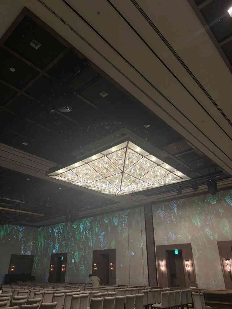 披露宴会場のシャンデリア。他ではみたことのない形で、とても大きく素敵でした。