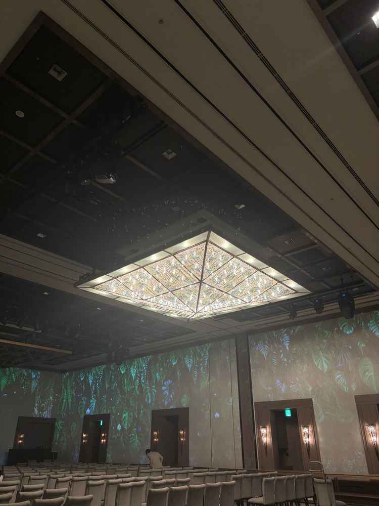 披露宴会場のシャンデリア。他ではみたことのない形で、とても大きく素敵でした。