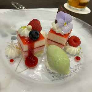 デザートは桃と木苺ムースでした。甘酸っぱくて美味しく可愛いです。