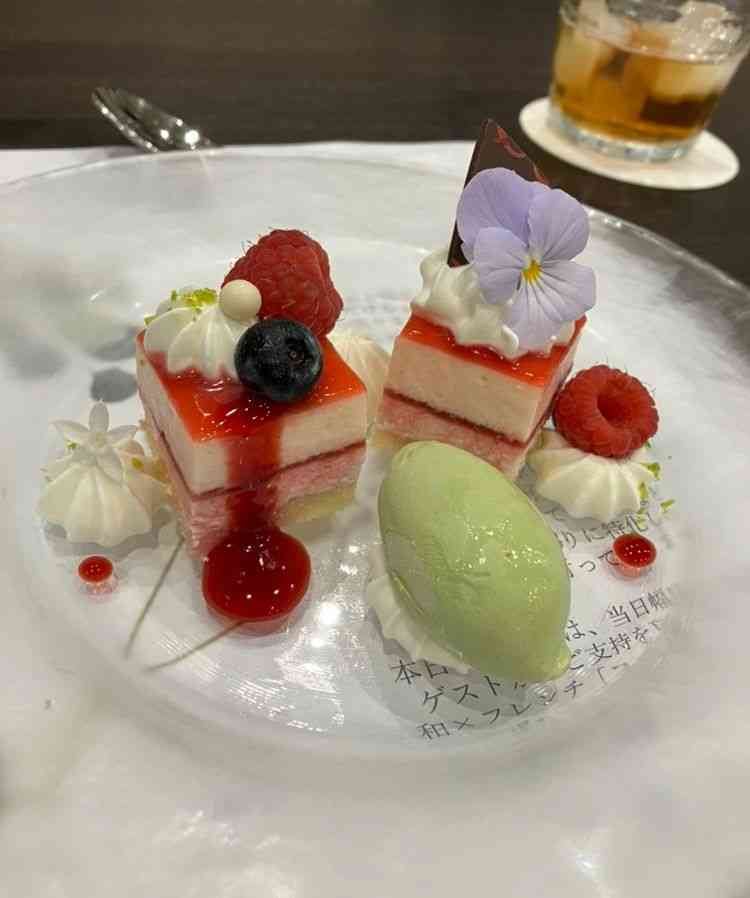 デザートは桃と木苺ムースでした。甘酸っぱくて美味しく可愛いです。