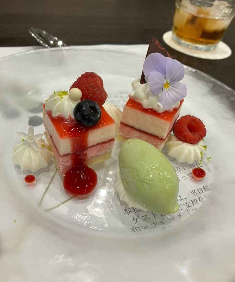 デザートは桃と木苺ムースでした。甘酸っぱくて美味しく可愛いです。