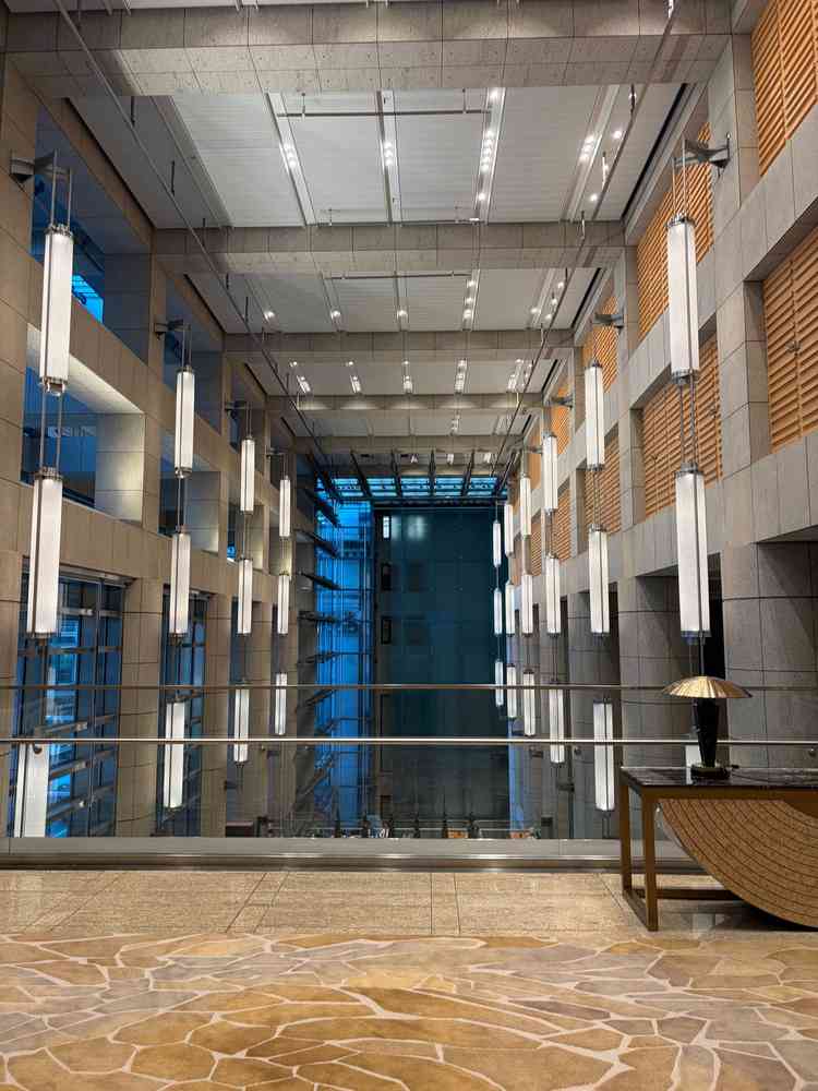 チャペルの前の空間。開放感がある。